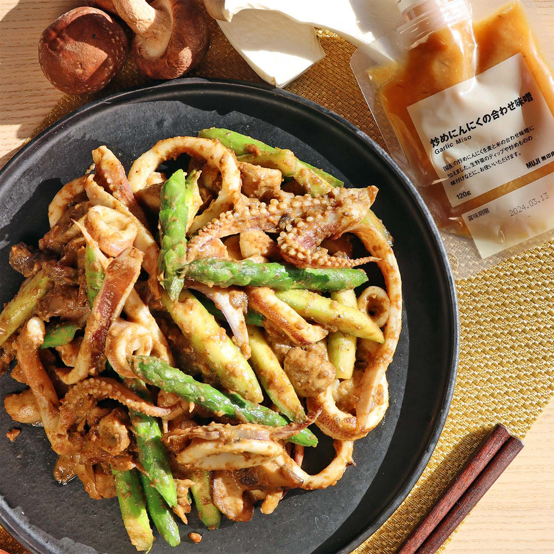 グルテンフリーで旨みたっぷり！無印良品「炒めにんにくの合わせ味噌」できのことアスパラのイカわた炒め