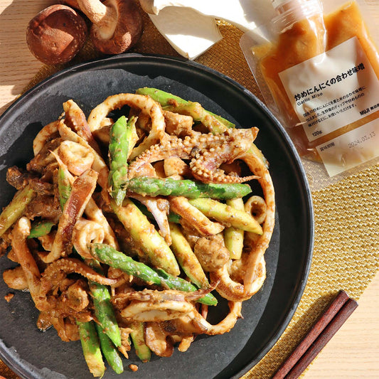 グルテンフリーで旨みたっぷり！無印良品「炒めにんにくの合わせ味噌」できのことアスパラのイカわた炒め