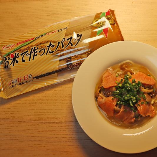 グルテンフリーでも満足感◎！「お米で作ったパスタ」でサーモンときのこのスープスパゲッティ