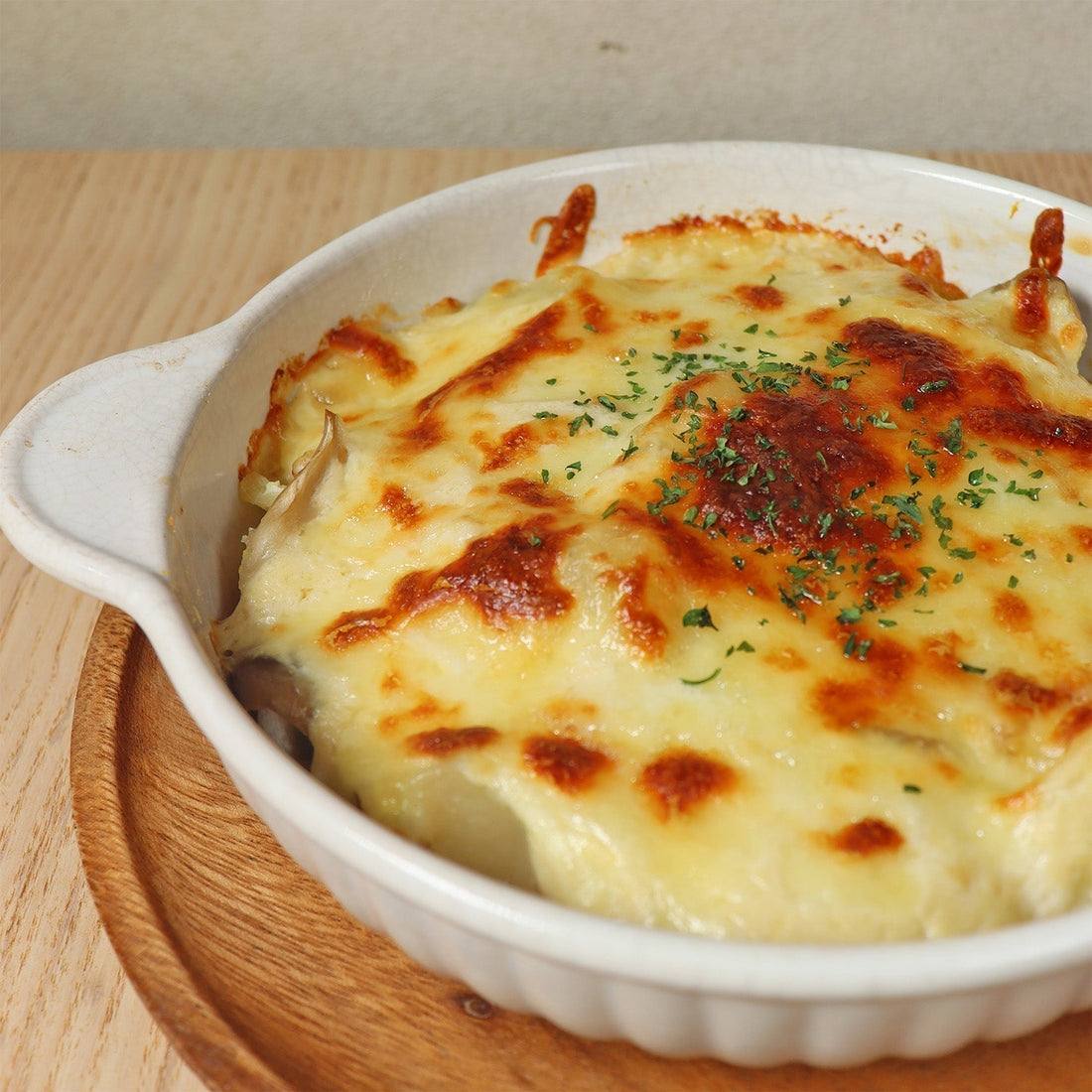 超簡単！じゃがいもときのこの豆腐グラタン｜節約・コンロ不要・水切り不要｜バター・小麦粉不使用